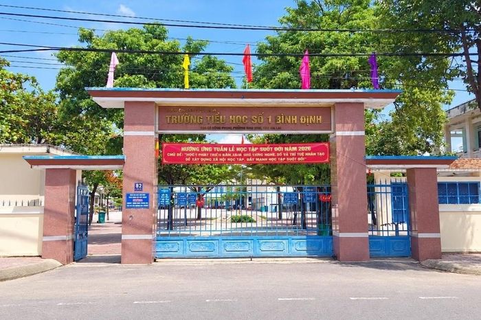 Trường Tiểu học số 1 Bình Định, nơi bị một “phụ huynh ảo” tố học sinh lớp 5 phải làm 10 trang bài tập về nhà mỗi đêm.