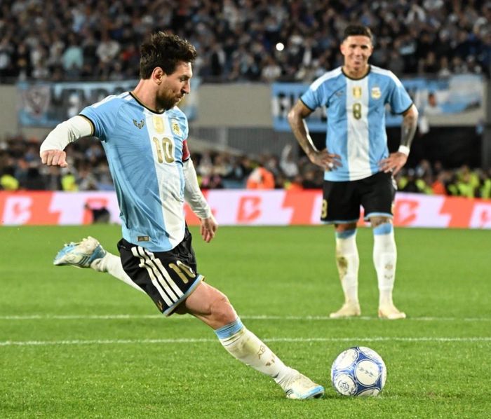  Nụ cười của Enzo trước khoảnh khắc Messi sút 11 m tung lưới Benin. 