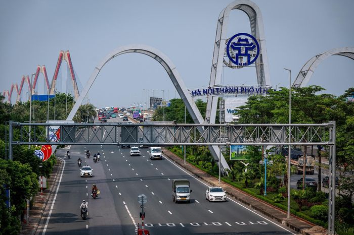 Cầu Nhật Tân hướng từ sân bay Nội Bài vào trung tâm thành phố Hà Nội. Ảnh: Viết Huy.