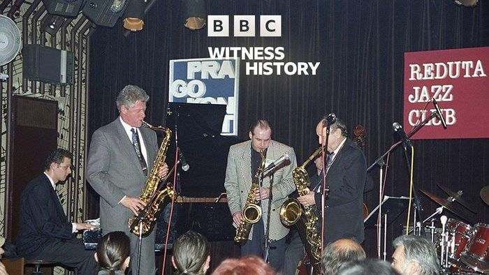  Ông Bill Clinton và ông Václav Havel tại một câu lạc bộ nhạc jazz ở Prague (Cộng hòa Czech) năm 1994. Ảnh: BBC. 