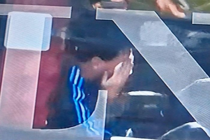  Chính Messi cũng nhiều lần rưng rưng, rồi bật khóc khi ra xe sau trận đấu. "Tôi không còn gì ngoài lòng biết ơn. Được khoác chiếc áo này trong hơn 20 năm là một vinh dự lớn lao. Tôi chưa bao giờ ngừng chiến đấu và luôn cống hiến tất cả.Tôi hứa với các bạn rằng tôi muốn được đến đây trong suốt phần đời còn lại, bởi được chơi cho đội tuyển quốc gia Argentina là điều tuyệt vời nhất có thể xảy đến với một người. Tôi cảm thấy đây là thời điểm thích hợp để chia tay", anh nói trong bài phát biểu chia tay. 