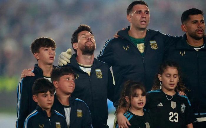  Messi bật khóc trong lúc quốc ca vang lên, đứng cạnh ba con trai của mình. 