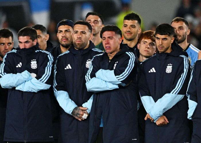  Trong lúc Messi chia sẻ, máy quay nhiều lần lia tới các khán giả, đồng đội và vợ con anh. Trong số nhiều gương mặt không cầm được nước mắt, hình ảnh Enzo Fernandez bật khóc, liên tục phải lau nước mắt khiến nhiều người theo dõi xúc động. Enzo là một trong những người đồng đội, đàn em thân thiết của Messi ở tuyển Argentina. 