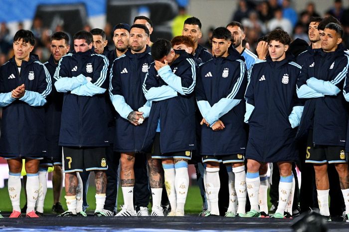  Năm 2016, khi số 10 tuyên bố giã từ đội tuyển sau thất bại ở chung kết Copa America, Enzo, khi đó là cậu bé 15 tuổi, đang chơi bóng ở học viện River Plate, đã viết một bức thư dài mong thần tượng thay đổi ý định. Bức thư sau đó lan truyền trong cộng đồng người hâm mộ. Vài tuần sau, Messi đã thực sự thay đổi quyết định và ở lại đội tuyển. Đến năm 2022, Enzo lần đầu dự World Cup, anh đã cùng đàn anh nâng cao chức vô địch thế giới. 