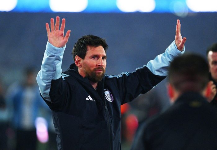  Khép lại hơn 20 năm khoác áo Argentina, Messi rời đội tuyển với những danh hiệu lớn nhất và một di sản đủ để thế hệ sau tiếp tục câu chuyện anh đã viết. 