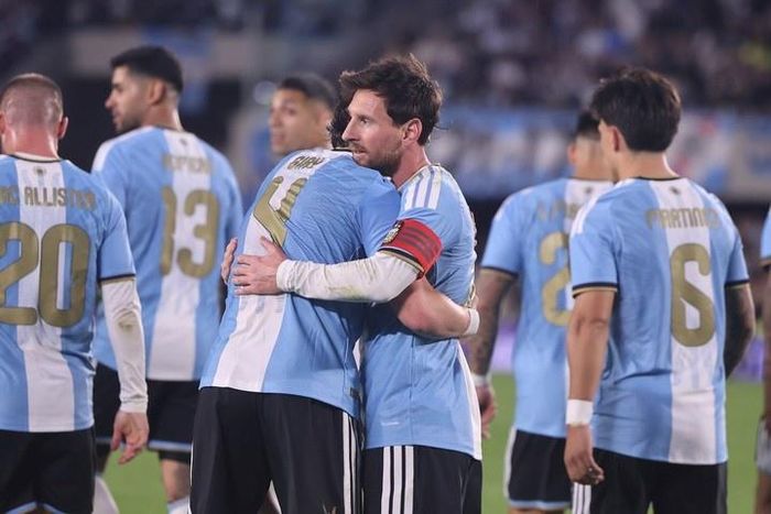  Messi từng mất nhiều năm sống dưới cái bóng Maradona, nhưng ở thời điểm chia tay, anh lại có được điều người tiền nhiệm chưa từng có: quyền tự chọn đoạn kết. 