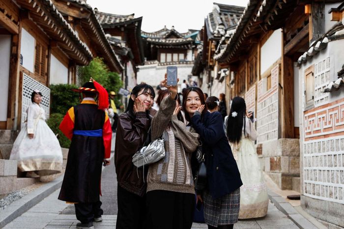  Du khách chụp ảnh tại làng Hanok Bukchon ở Seoul, Hàn Quốc, năm 2024. 