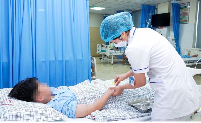 Bệnh nhi được theo dõi sát dấu hiệu sinh tồn. Ảnh: TTYT Cẩm Khê.