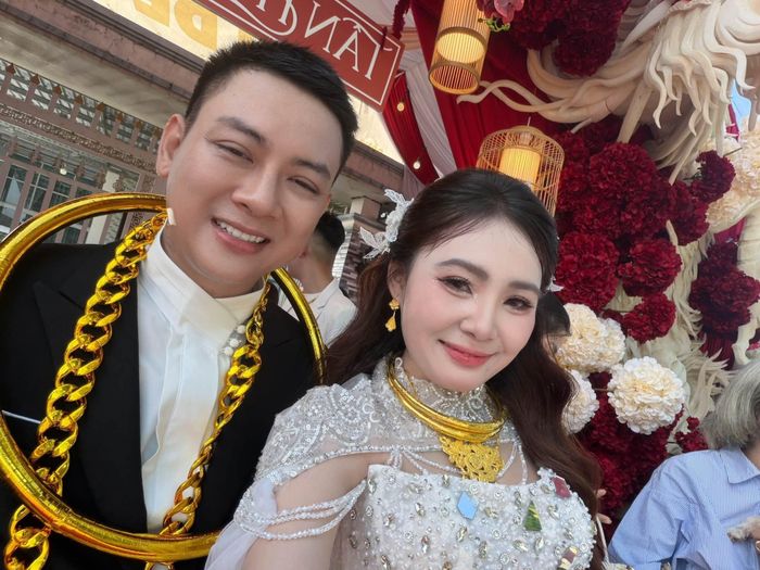  Ngọc Trinh sinh năm 2004, kém Hoài Lâm 9 tuổi. Cô không hoạt động trong showbiz và khá kín tiếng trước truyền thông. Ảnh: @nguyentuanloc. 