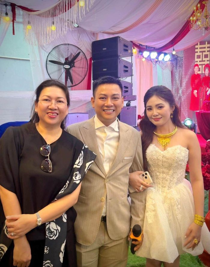 Hoài Lâm chia sẻ loạt ảnh trong lễ cưới với Ngọc Trinh, ghi lại nhiều khoảnh khắc tình cảm bên bà xã. Ảnh: @nguyentuanloc.
