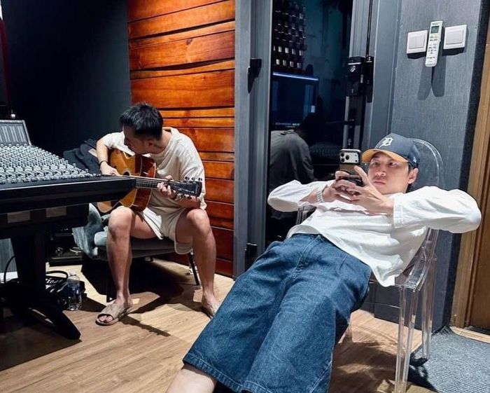 Trước đó, nam rapper chia sẻ hình ảnh làm việc tại phòng thu cùng Only C. Ảnh: @Karik.