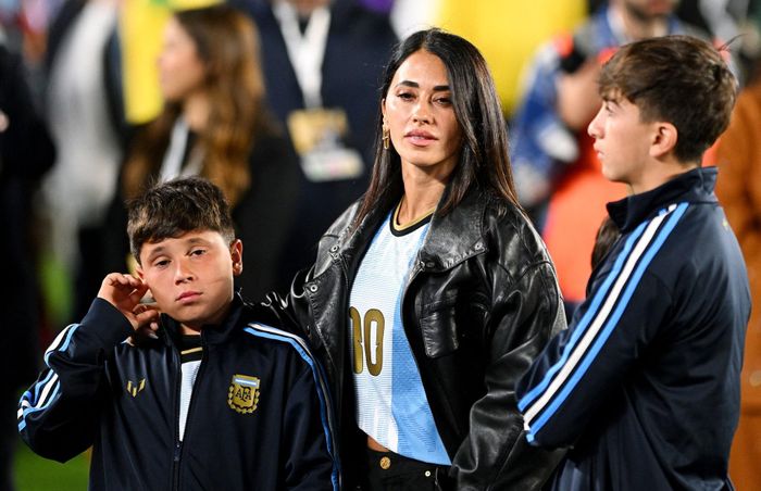  Cậu cả nhà Messi (bên phải) cùng mẹ và em trai. Ảnh: Rodrigo Valle/Reuters. 