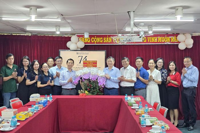  Đoàn công tác Ban Tuyên giáo Thành ủy TP.HCM thăm và làm việc ở NXB Tổng hợp TP.HCM. Ảnh: Nhà xuất bản Tổng hợp TP.HCM. 