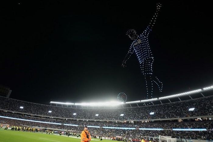  Khi các drone tạo hình Messi trong tư thế sút bóng, nhiều CĐV nhanh chóng nhận ra một lỗi khá khó tin: số 10 được mô phỏng đang tung cú đá bằng chân phải. 
