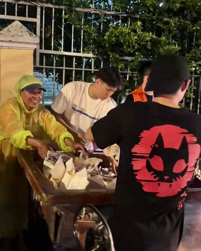 Nhân viên quán tìm phong bì trong thùng rác lớn tối ngày 29/9. Ảnh: Oanh Cua.