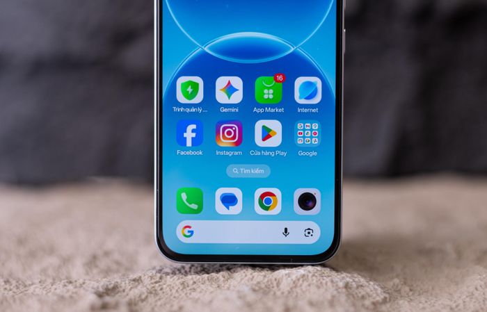 Máy Oppo, vốn tập trung vào camera, thiết kế thời trang, lại được phát triển để đạt độ bền chuẩn quân đội.