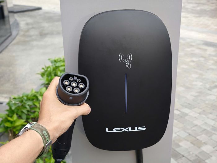 Xe được trang bị pin lithium-ion thế hệ mới với cell pin dung lượng lớn, bố trí dưới sàn xe trong phạm vi chiều dài cơ sở. Chuẩn sạc tiêu chuẩn CCS2, pin cũng có hệ thống làm mát hiệu suất cao cùng cấu trúc bảo vệ đa lớp. Lexus cho biết khách hàng mua ES 500e được miễn phí lắp đặt trụ sạc AC 22 kW tại nhà, miễn phí sạc tại đại lý Lexus chính hãng.