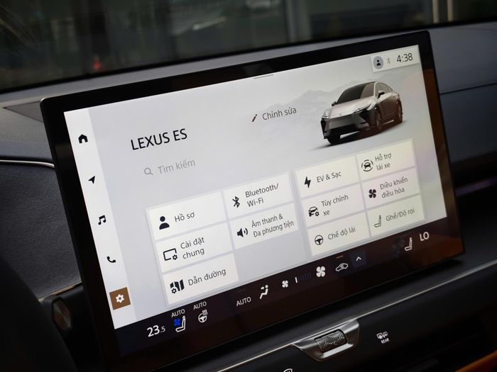Khoang lái Lexus ES 500e trang bị hiện đại với vô lăng 3 chấu thế hệ mới, cần số điện tử, cụm đồng hồ kỹ thuật số LCD 12,3 inch, màn hình trung tâm kích thước 14 inch.