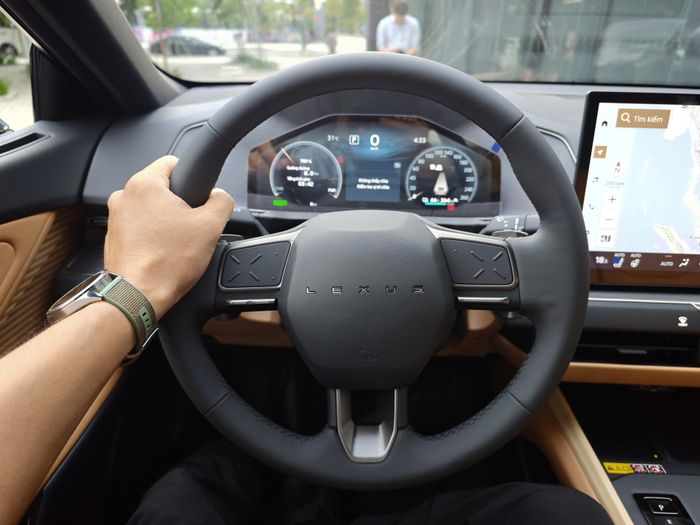 Lexus cho biết đã áp dụng thế hệ ghế ngồi hoàn toàn mới trên ES thế hệ mới, với thiết kế thanh mảnh cùng cấu trúc công thái học đa lớp. Vị trí ghế nâng cao, trong khi hàng ghế sau được tinh chỉnh tư thế ngồi và góc ngả.