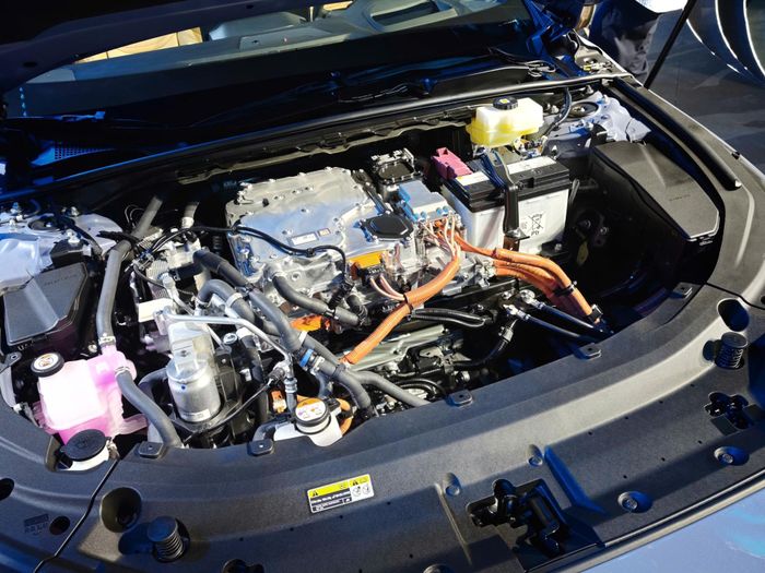 Phiên bản thuần điện Lexus ES 500e sở hữu thiết lập motor kép, công suất 224 mã lực phía trước và 118 mã lực phía sau. Đi cùng là hệ dẫn động 4 bánh toàn thời gian DIRECT4, cho phép phân bổ mô-men xoắn linh hoạt giữa cầu trước và cầu sau. Mẫu sedan điện tăng tốc 0-100 km/h trong 7,7 giây, tốc độ tối đa 200 km/h.