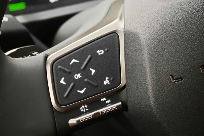 Các phím vật lý trên vô lăng Lexus ES 500e sẽ phát sáng khi người dùng chạm tay vào.