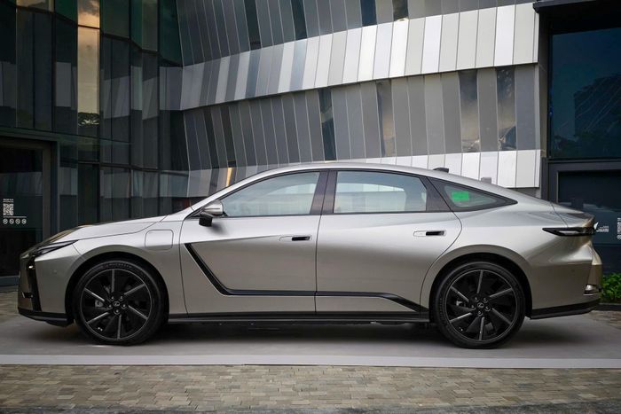 Ở thế hệ mới, Lexus ES sở hữu các kích thước dài x rộng x cao lần lượt 5.145 x 1.920 x 1.560 mm, chiều dài cơ sở 2.950 mm. So với thế hệ tiền nhiệm, Lexus ES dài hơn 170 mm, chiều dài cơ sở cũng tăng thêm 80 mm.