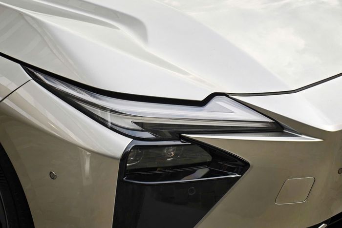 Ngôn ngữ thiết kế chủ đạo xuyên suốt từ ngoại thất đến nội thất Lexus ES thế hệ mới lấy cảm hứng từ mẫu xe ý tưởng LF-ZC. Ở phần đầu xe, cụm đèn chiếu sáng chính tạo hình chữ L, thiết kế phân tầng tương phản.