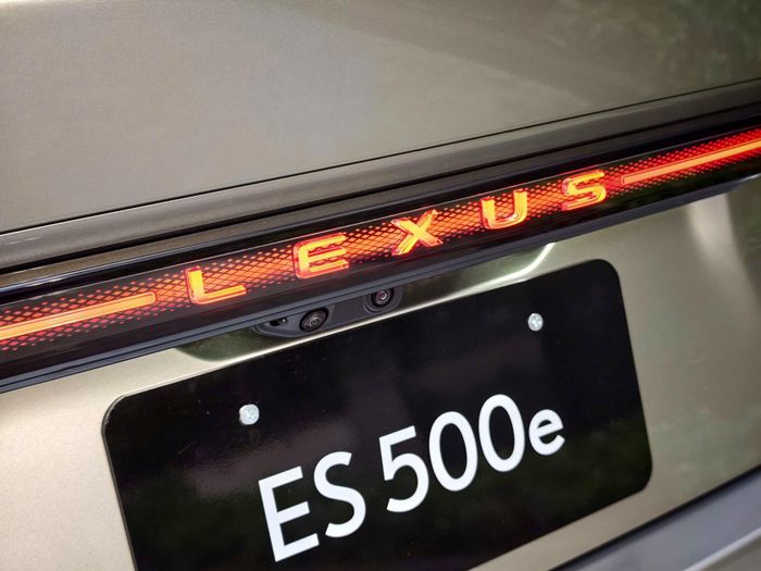 Ở đuôi xe, Lexus ES thế hệ mới được trang bị dải đèn L-Signature dạng độc lập, cùng dải đèn thanh mảnh tăng dấu ấn nhận diện Lexus.