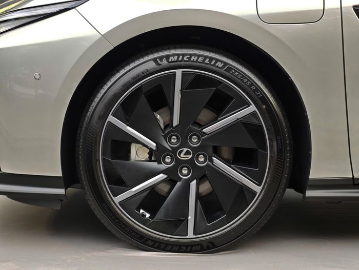 Dàn chân của Lexus ES 500e là mâm xe kích thước 21 inch, thiết kế khí động học. Xe sử dụng bộ lốp thông số 235/45.