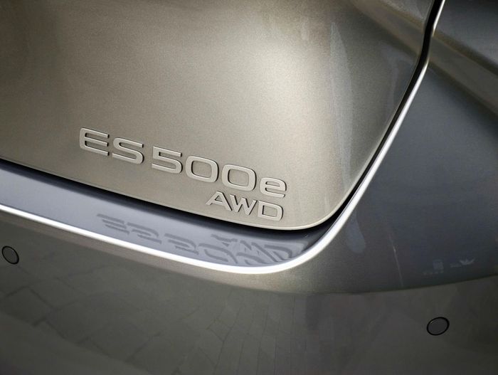 Dòng Lexus ES tiếp tục cạnh tranh loạt đối thủ ở phân khúc sedan hạng sang gồm Mercedes-Benz E-Class, BMW 5-Series, Volvo S90, Audi A6... Riêng với Lexus ES 500e thuần điện, Volvo ES90 sắp ra mắt Việt Nam sẽ là đối thủ trực tiếp đáng chú ý nhất.