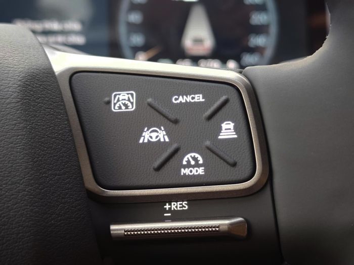 Mẫu sedan điện hạng sang được trang bị hệ thống Lexus Safety System+ 4.0 thế hệ mới nhất, lần đầu bổ sung tính năng hỗ trợ nhận diện biển báo giao thông và cảnh báo phương tiện phía trước khởi hành.