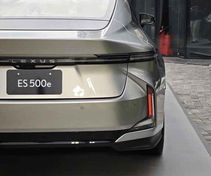 Lexus ES 500e có giá 2,94 tỷ đồng. Bên cạnh biến thể thuần điện, dòng sedan hạng sang còn có các phiên bản hybrid, giá bán lần lượt 2,34 tỷ đồng cho Lexus ES 350h Premium và 2,6 tỷ đồng cho Lexus ES 350h Luxury.