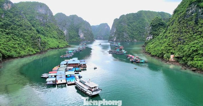 Làng chài Cửa Vạn trên vịnh Hạ Long.