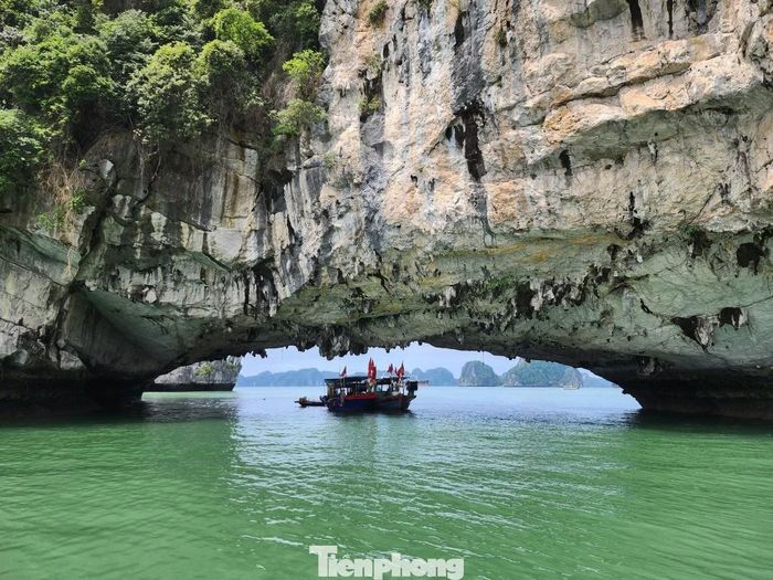 Hang xuyên thủy, cổng làng chài Vung Viêng trên vịnh Hạ Long.