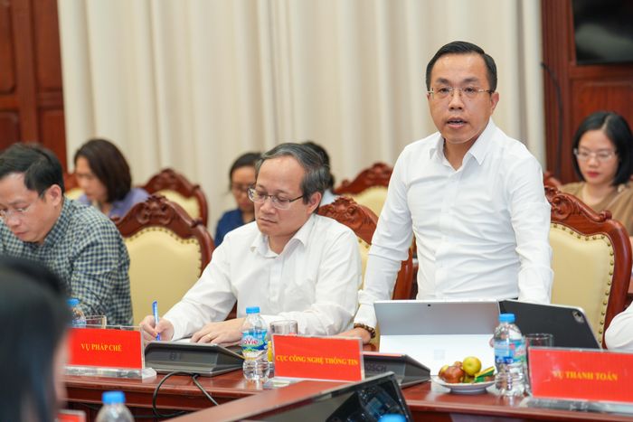  Ông Lê Hoàng Chính Quang - Cục trưởng Cục Công nghệ thông tin (NHNN) chia sẻ thông tin tại họp báo. Ảnh: SBV. 