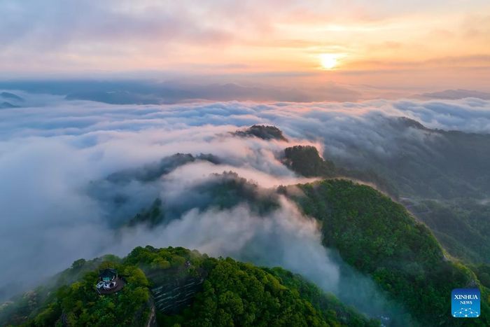  Toàn cảnh khu thắng cảnh núi Qiyun sau mưa, huyện Hưu Ninh, thành phố Hoàng Sơn, tỉnh An Huy, Trung Quốc, ngày 30/4. 