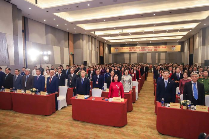 Các đại biểu thực hiện nghi lễ chào cờ. Ảnh: Hữu Thắng.
