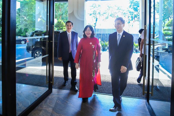 Bà Bùi Thị Minh Hoài, Ủy viên Bộ Chính trị, Bí thư Trung ương Đảng, Chủ tịch Ủy ban Trung ương Mặt trận Tổ quốc Việt Nam, đến dự đại hội. Ảnh: Hữu Thắng.