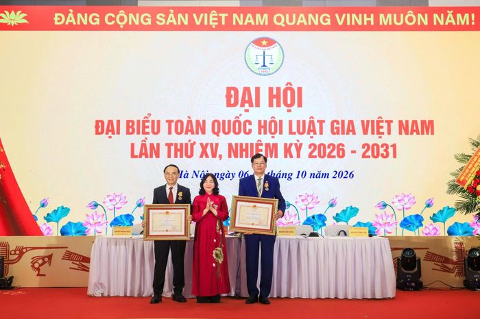 Bà Bùi Thị Minh Hoài trao Huân chương Độc lập hạng Nhì cho ông Nguyễn Văn Quyền - Chủ tịch Hội Luật gia Việt Nam các khóa XII, XIII và Huân chương Độc lập hạng Ba cho ông Trần Công Phàn - Phó chủ tịch Hội Luật gia Việt Nam các khóa XII, XIII, XIV. Ảnh: Hữu Thắng.