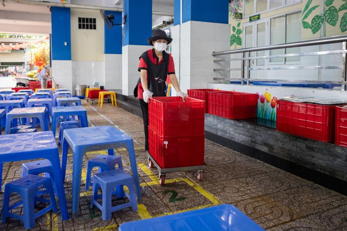  Nhân viên chuẩn bị suất ăn bán trú cho học sinh TP.HCM. Ảnh: Khương Nguyễn.