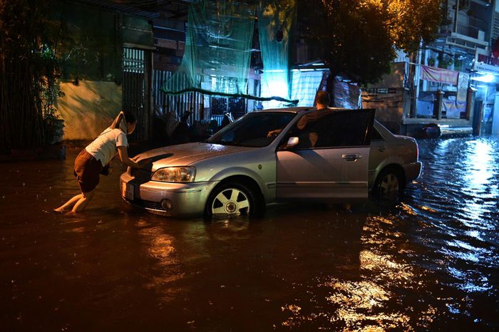 Xe ôtô cũng bị ngập nước, di chuyển khó khăn trong con hẻm. Ảnh: Hoài Bảo.