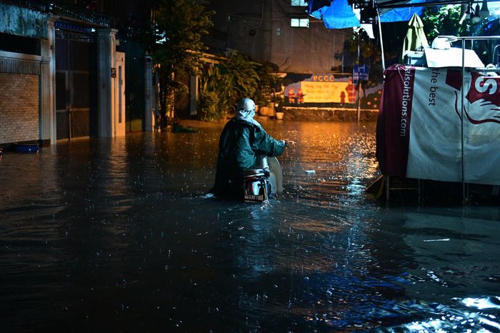 Theo dự báo, trong các giờ tiếp theo, mây đối lưu tiếp tục phát triển, gây mưa rào, kèm theo dông, sét trên toàn bộ khu vực thuộc các phường Bến Thành, Bình Tiên, Diên Hồng, Sài Gòn, Tân Thuận, Tân Mỹ, Phú Định... và các xã như Châu Pha, Ngãi Giao, Bình Giã... Ảnh: Hoài Bảo.