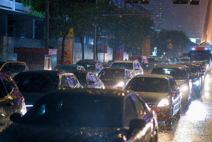 Theo ghi nhận của Tri Thức - Znews, đoạn ngập ở chân cầu khiến làn ôtô kẹt kéo dài, hướng từ phường Sài Gòn qua phường An Khánh. Ảnh: Duy Hiệu.