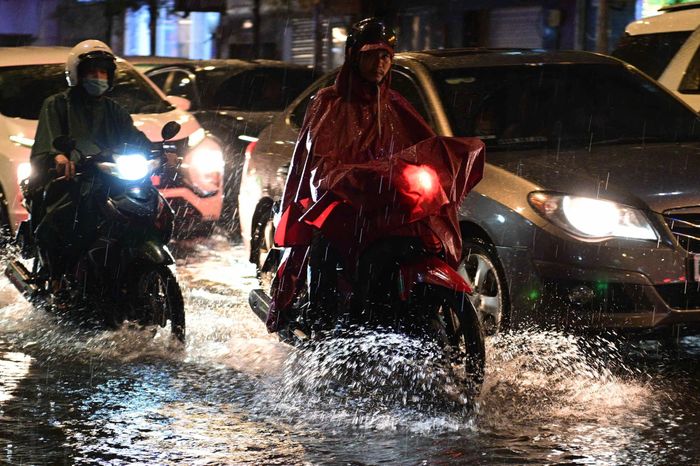 Tại khu vực đường Đinh Bộ Lĩnh (phường Bình Thạnh) cũng ghi nhận một đoạn bị ngập nước, phương tiện di chuyển chậm. Ảnh: Hoài Bảo.