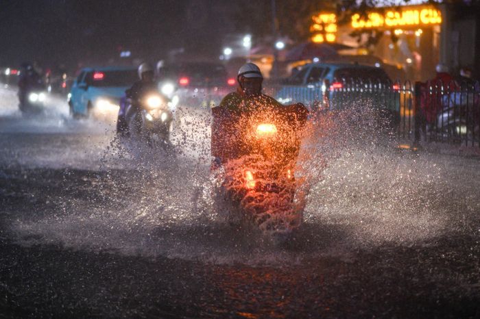 Khoảng 18h, đường Nguyễn Thị Minh Khai (phường Sài Gòn) ngập ngay dưới chân cầu Thị Nghè. Ảnh: Duy Hiệu.