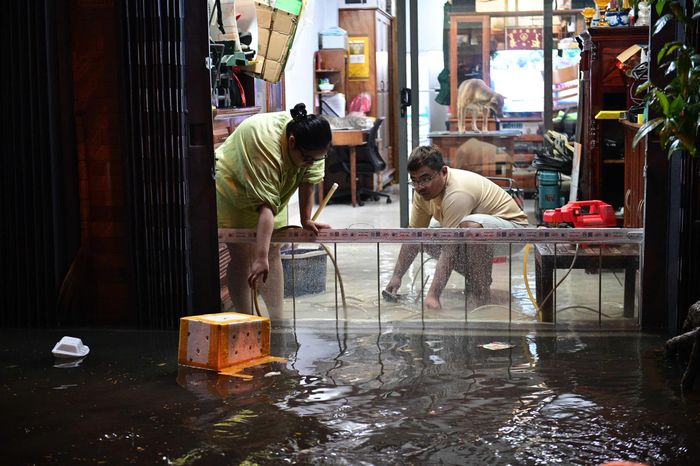 Mưa lớn trong khoảng thời gian ngắn khiến nước không kịp thoát, tràn vào nhà người dân trong hẻm 405 Xô Viết Nghệ Tĩnh (phường Bình Thạnh). Ảnh: Hoài Bảo.