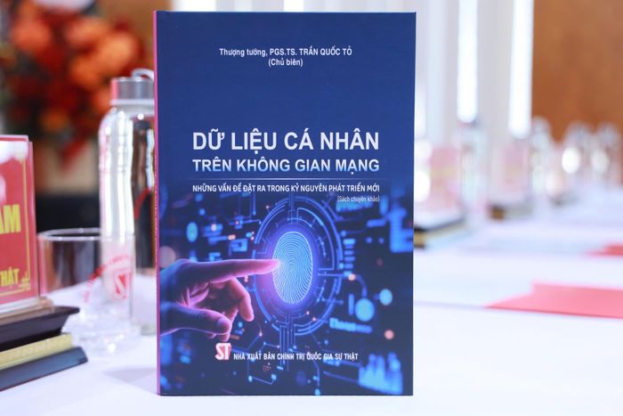 Cuốn sách Dữ liệu cá nhân trên không gian mạng - Những vấn đề đặt ra trong kỷ nguyên phát triển mới. Ảnh: NXB Chính trị quốc gia Sự thật.