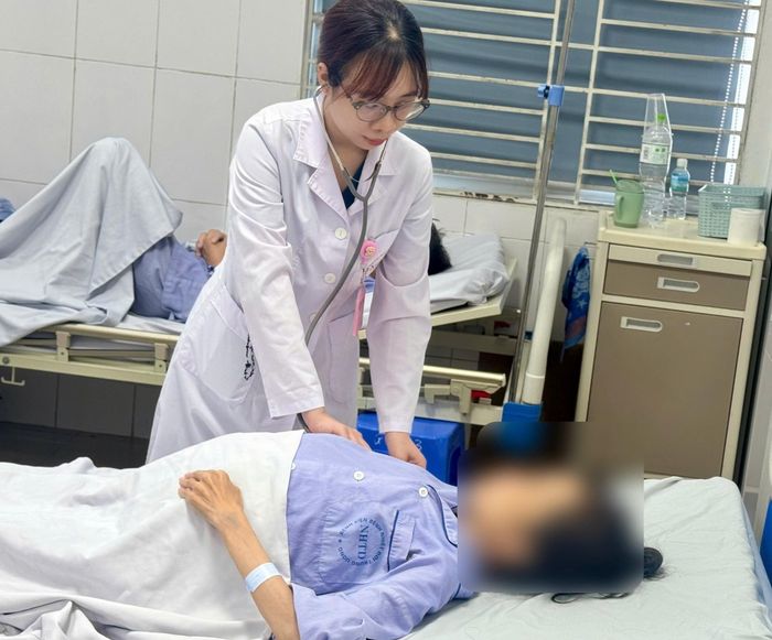 Bác sĩ Hường thăm khám cho bệnh nhân. Ảnh: BVCC.