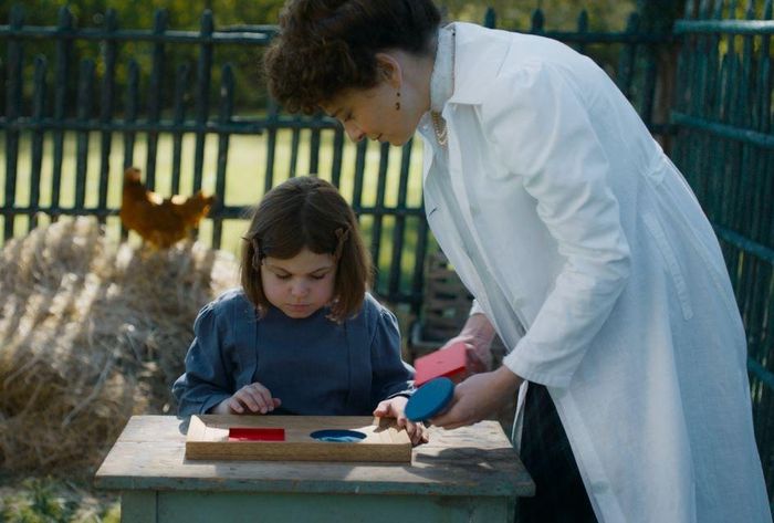  Maria Montessori luôn tìm cách đưa các phương pháp giáo dục của mình tới nhiều trẻ em. Ảnh minh họa: Một cảnh trong phim Maria Montessori. 
