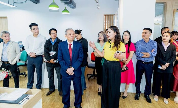 Bà Đinh Thị Thúy, Phó Chủ tịch HĐQT MISA giới thiệu về việc xây dựng văn hóa doanh nghiệp trong kỷ nguyên AI và hướng tới phát triển bền vững tại Tập đoàn